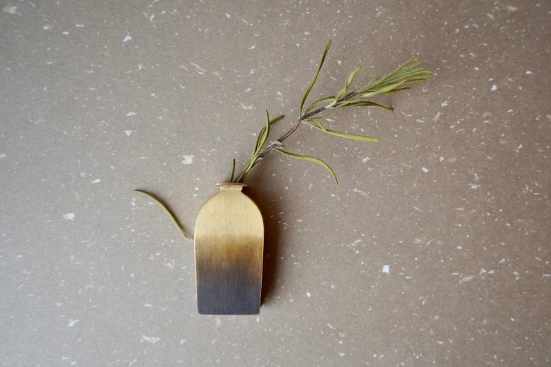 黃銅迷你花器-圓肩漸層染黑瓶 - 擺飾/家飾品 - 銅/黃銅 金色