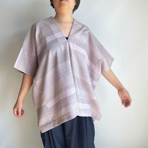 kawamura-sewing 【1点もの】縦づかいのワイドプルオーバー -絹着物地 うすい紫がかった灰白色 & 浴衣地 白地に黒細線の格子と青の絣柄