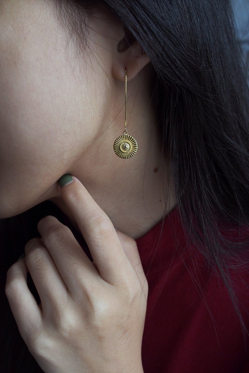 Moon Shine Drop Chain Earrings, Sterling Silver Earrings, Moon Earrings. - 耳環/耳夾/耳骨夾 - 純銀 金色