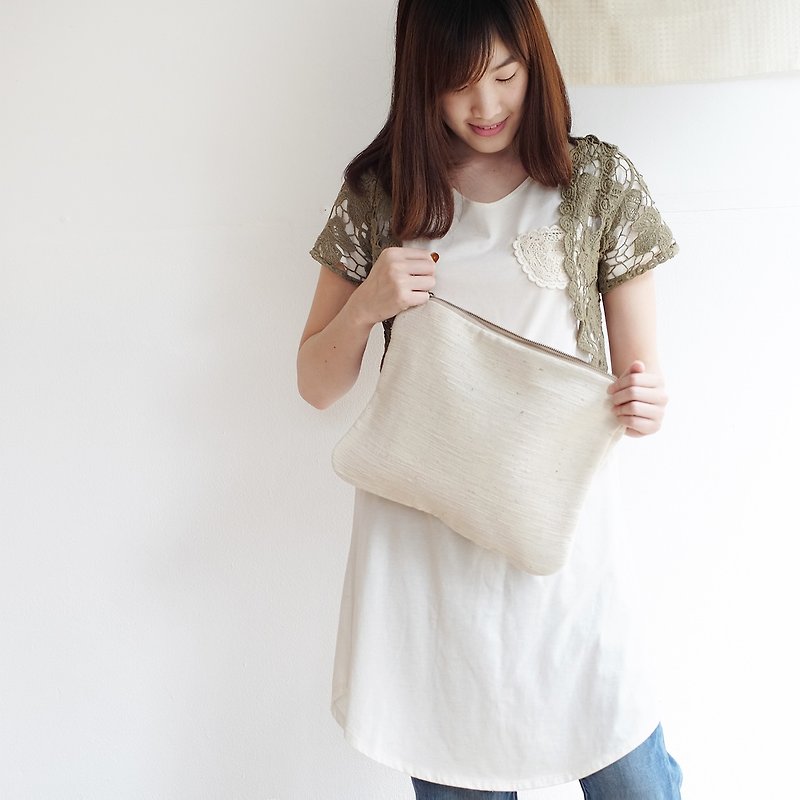 Medium Clutch Bags Hand Woven and Botanical Dyed Cotton  - กระเป๋าเอกสาร - ผ้าฝ้าย/ผ้าลินิน ขาว