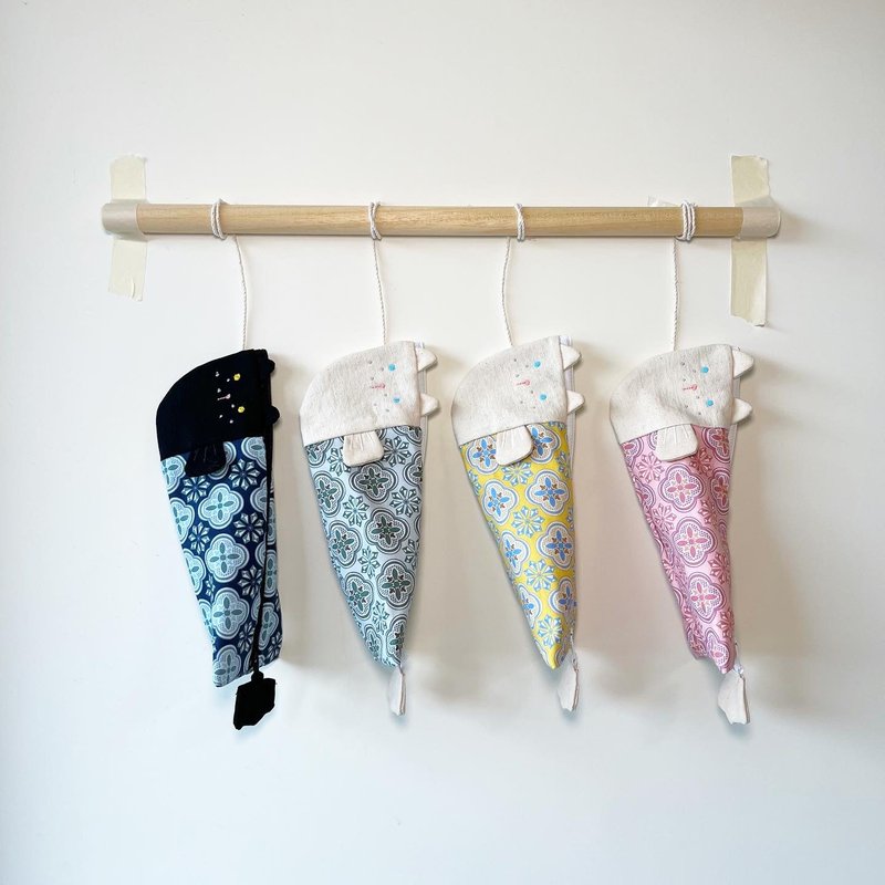 刺繡鯉魚貓筆袋 - 鉛筆盒/筆袋 - 棉．麻 多色