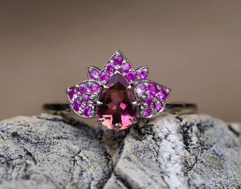 14k gold Lotus ring with pink tourmaline and  sapphires - 戒指 - 貴金屬 金色