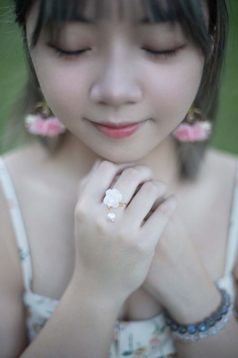 手作樹脂黏土日本棉花珍珠山茶花開口戒指 - 戒指 - 其他材質 白色