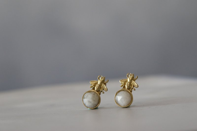 Brass bee with natural moonstone - Earrings & Clip-ons - Gemstone White