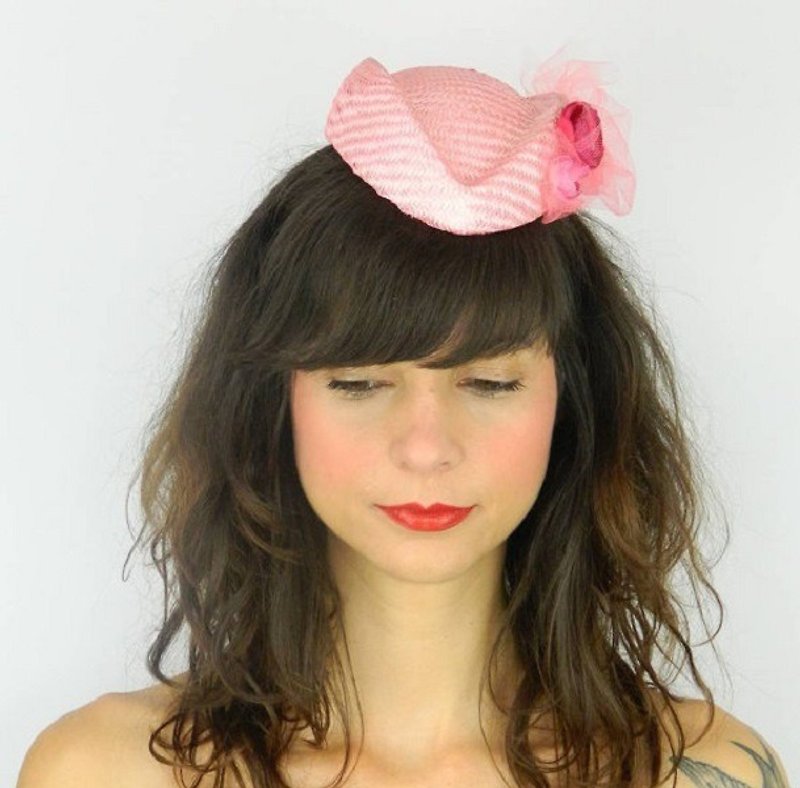 SALE! Pillbox Hat Fascinator Headpiece with Kitsch Fabric Flowers, Tulle Veil in shades of Pink Cocktail Hat Spring Summer Party, Vintage Look - Hats & Caps - Other Materials Pink