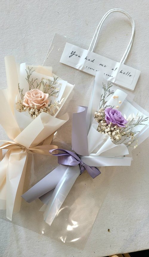 驚きの激安価格 Haizang designs light time. Single everlasting rose bouquet プリザーブドフラワーアレンジメント
