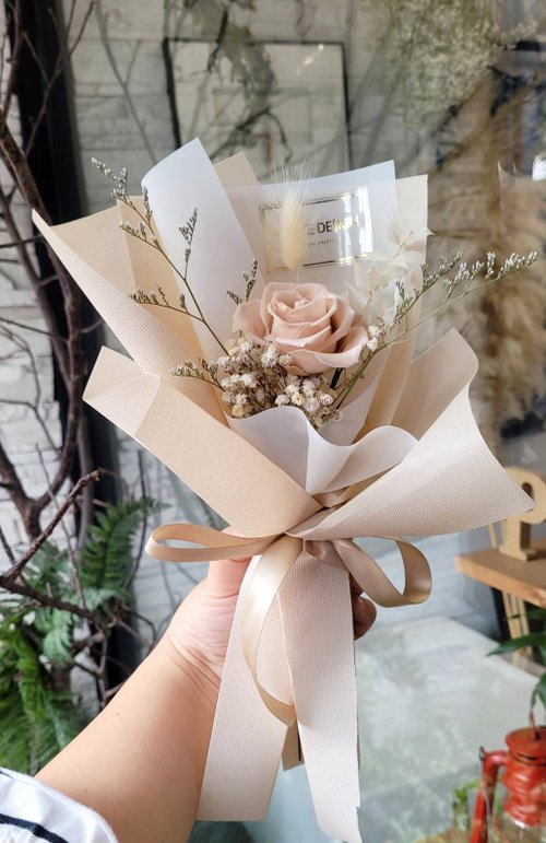 Haizang designs light time. Single everlasting rose bouquet