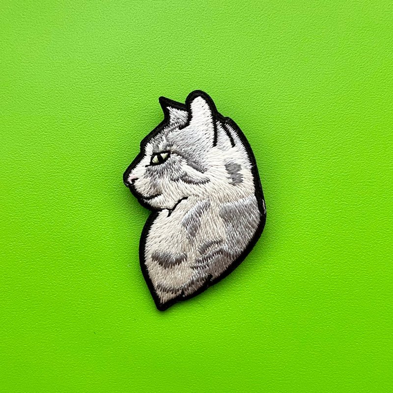 横顔が美しいネコ・景のブローチ - 胸針 - 繡線 灰色