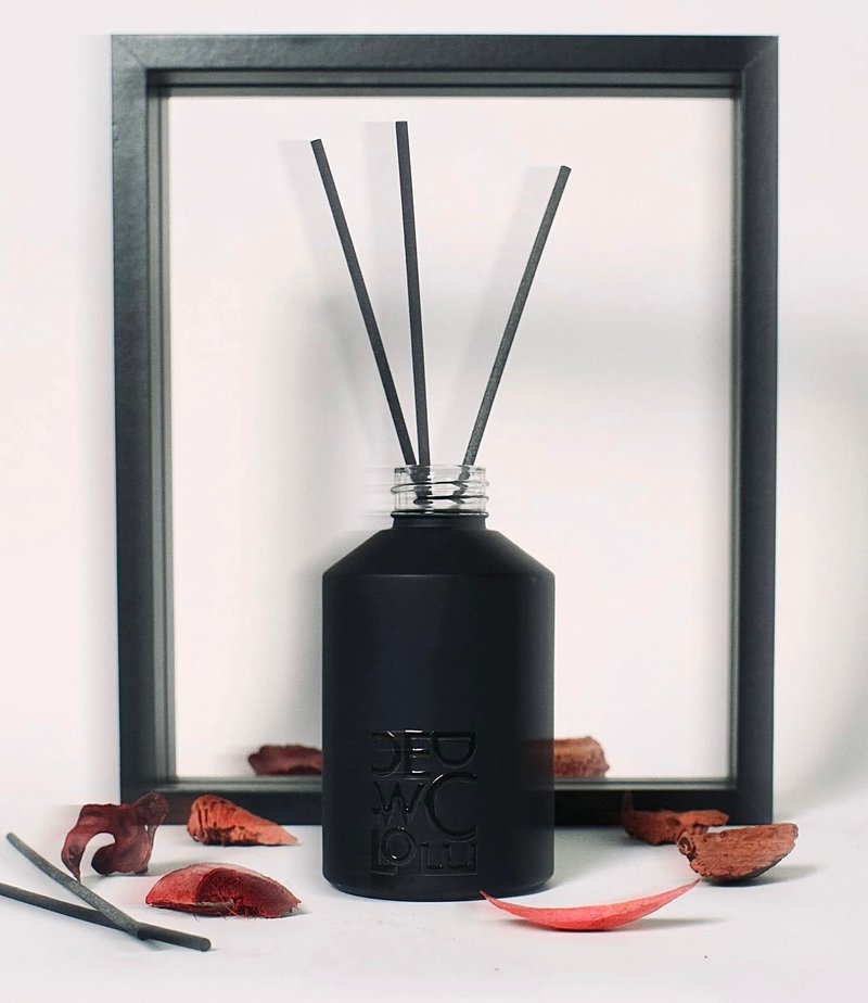 Minimalist elegant black diffuser bottle CLASSIC REED DIFFUSER - Perfumes & Balms - Colored Glass 