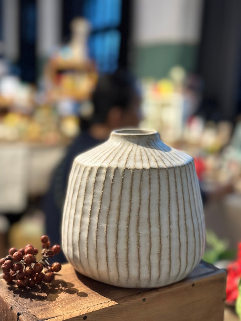 Hand-kneaded pottery vase/flower vessel/vase - เซรามิก - ดินเผา ขาว