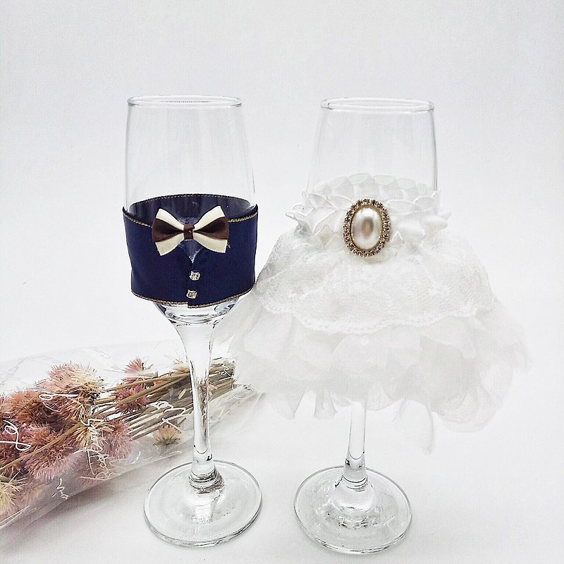 Pretty and sweet toast cup with white gauze flower skirt - Items for Display - Glass 