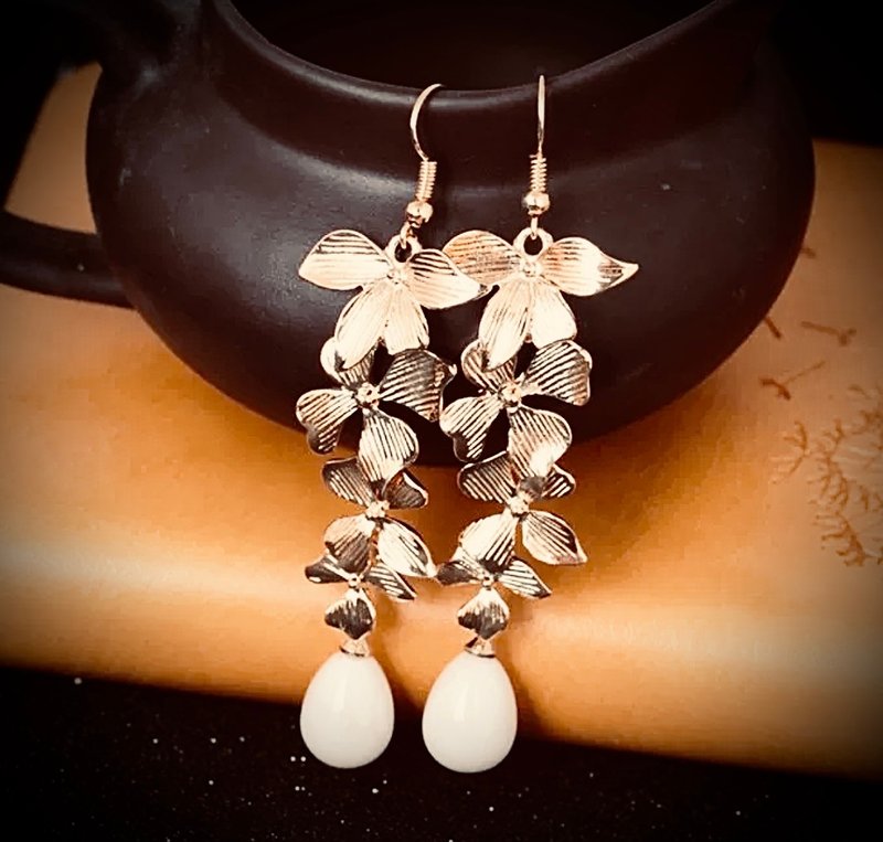 Japanese imported natural freshwater special-shaped pearls hand-carved three-dimensional swaying flower earrings and Clip-On - ต่างหู - ทองแดงทองเหลือง สีทอง