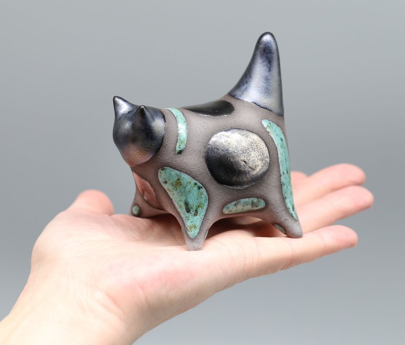 Handmade Ceramic Cat Sculpture – Modern Clay Art Figurine, Unique Animal Decor, - 花瓶/花器 - 黏土 