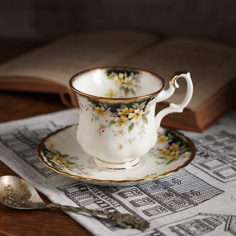 Vintage English bone china teacup and saucer made by Royal Albert - Teapots & Teacups - Porcelain Multicolor