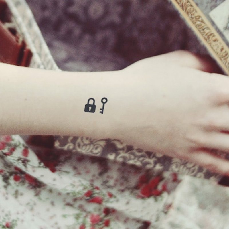 OhMyTat Wrist Position Mini Key Lock Small Tattoo Pattern Tattoo Sticker (4 pieces) - สติ๊กเกอร์แทททู - กระดาษ สีดำ