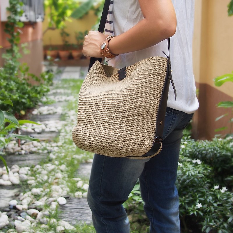กระเป๋าสะพายโครเชร์ แฮนด์เมด Minimal style สี natural brown และสายกระเป๋าหนังแท้ - กระเป๋าถือ - วัสดุอื่นๆ สีกากี