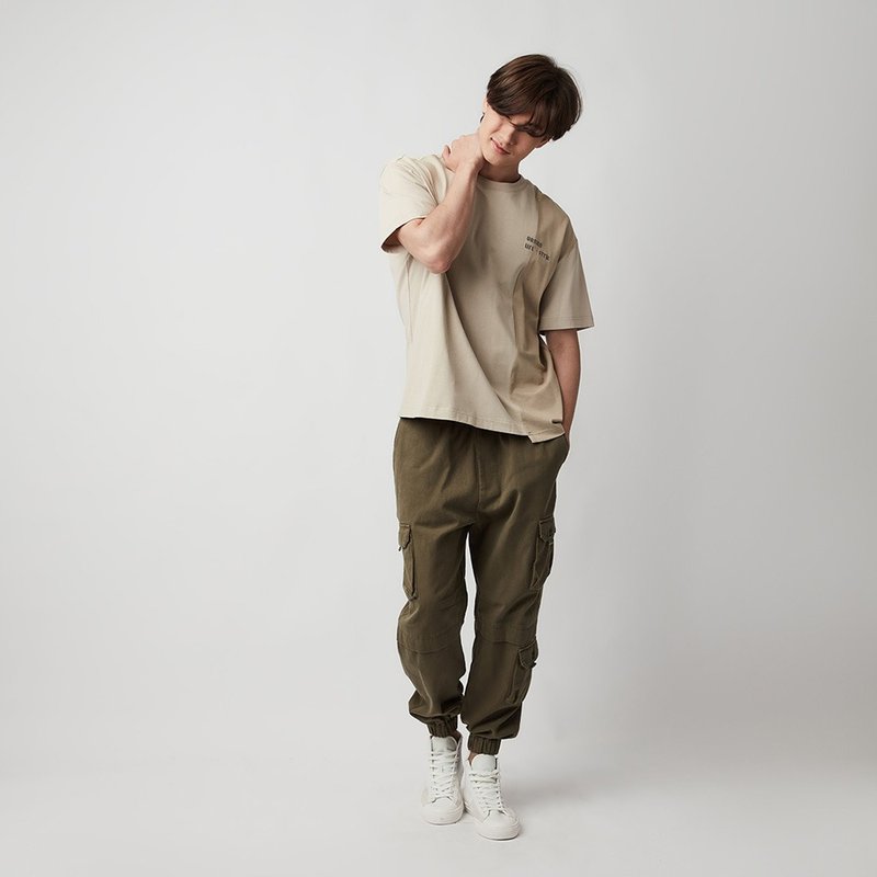 【Urban Life • Style】刺繡純棉 Oversize Tee - 男 T 恤 - 棉．麻 咖啡色