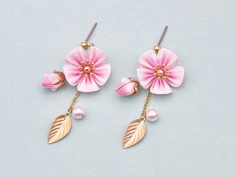 はんなり桜のピアス　手染めシルク  ピンク つまみ細工 和 着物　揺れる 春　パール　袴　卒業式　成人式　浴衣　花火　花見　和小物　フォーマル　入学　結婚式 - 耳環/耳夾/耳骨夾 - 絲．絹 粉紅色