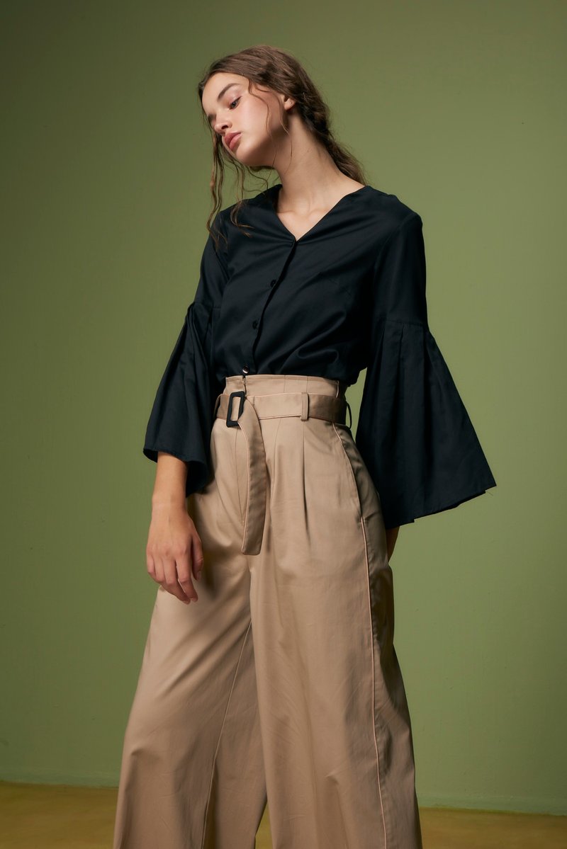 Off-season sale 黑色傘袖襯衫 - 女襯衫 - 棉．麻 
