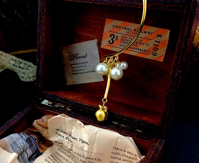 Friends ear - golden apple pearl ear ornaments - Earrings & Clip-ons - Other Metals Gold