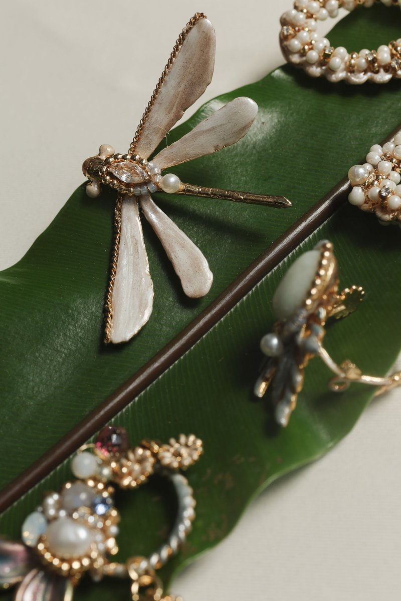 Single Dragonfly Crystal Gemstone Pearl Earrings Ear Clips Available in Three Colors - ต่างหู - ไข่มุก 