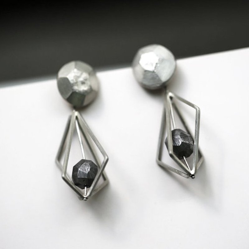 CATCH Meteorite Jewelry - Asymmetrical Structure Meteorite Sterling Silver Earrings - ต่างหู - เครื่องเพชรพลอย สีเงิน