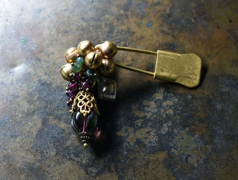 A laundry pin brooch made of plump uranium glass, a delicately decorated brass cap, bells, garnets, moss agate, and Afghan parts. - เข็มกลัด - แก้ว สีม่วง