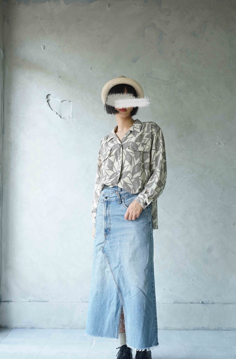 尋寶古著-淺卡其復古新藝術風格印花飄逸襯衫 - 女襯衫 - 聚酯纖維 灰色