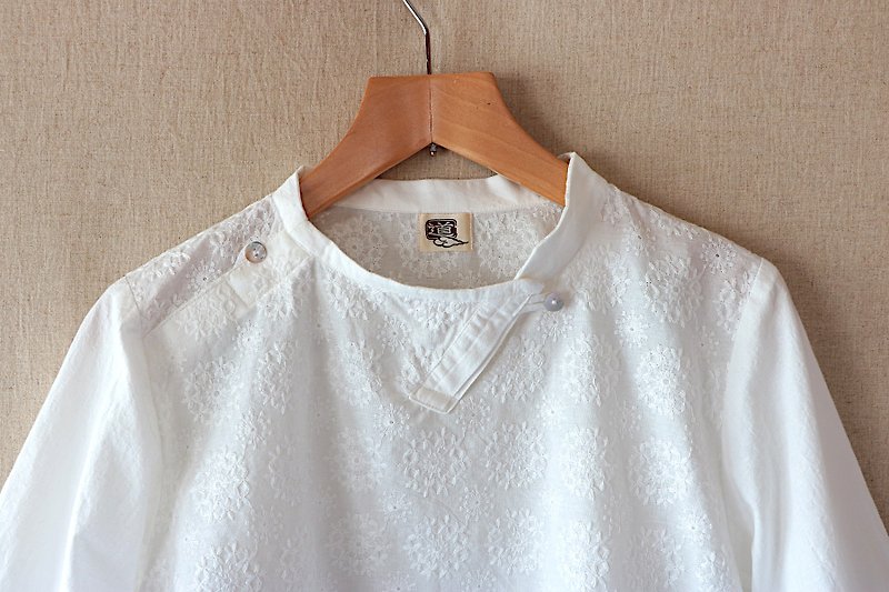 Lace pullover asymmetric collar / Women's 3/4 Length Sleeves - เสื้อเชิ้ตผู้หญิง - ผ้าฝ้าย/ผ้าลินิน ขาว