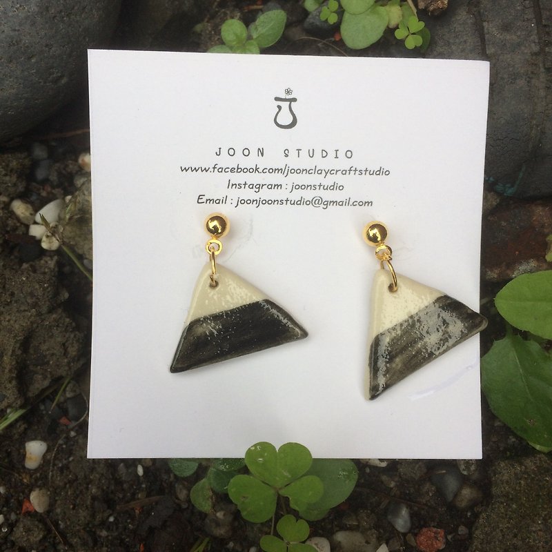 Black triangle  earring - Earrings & Clip-ons - Pottery 