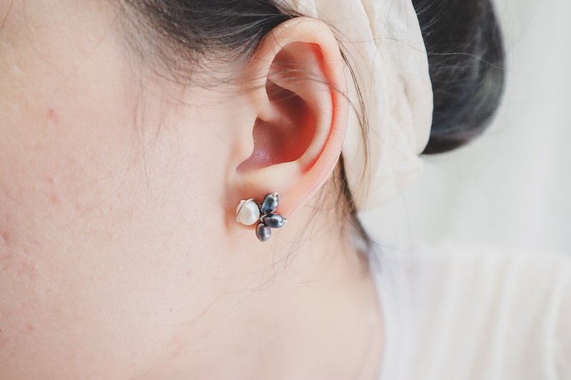 Handmade Pearl stud earrings - 耳環/耳夾/耳骨夾 - 珍珠 多色