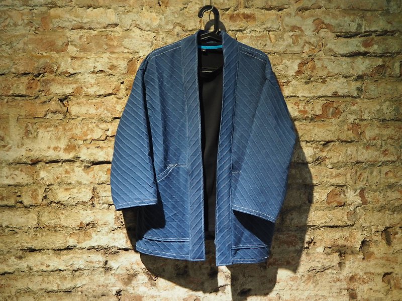 AMIN'S SHINY WORLD手工定制KIMONO藍染斜線壓紋罩衫大衣 - 外套/大衣 - 棉．麻 藍色