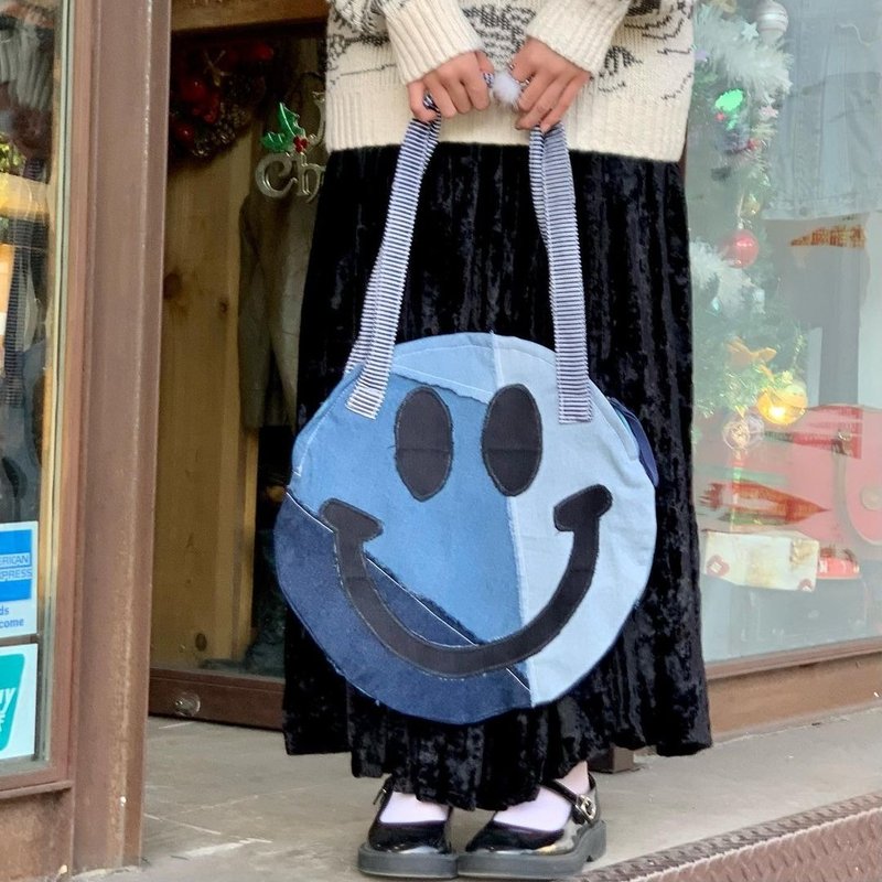 Round smiley denim tote bag - กระเป๋าถือ - ผ้าฝ้าย/ผ้าลินิน สีน้ำเงิน