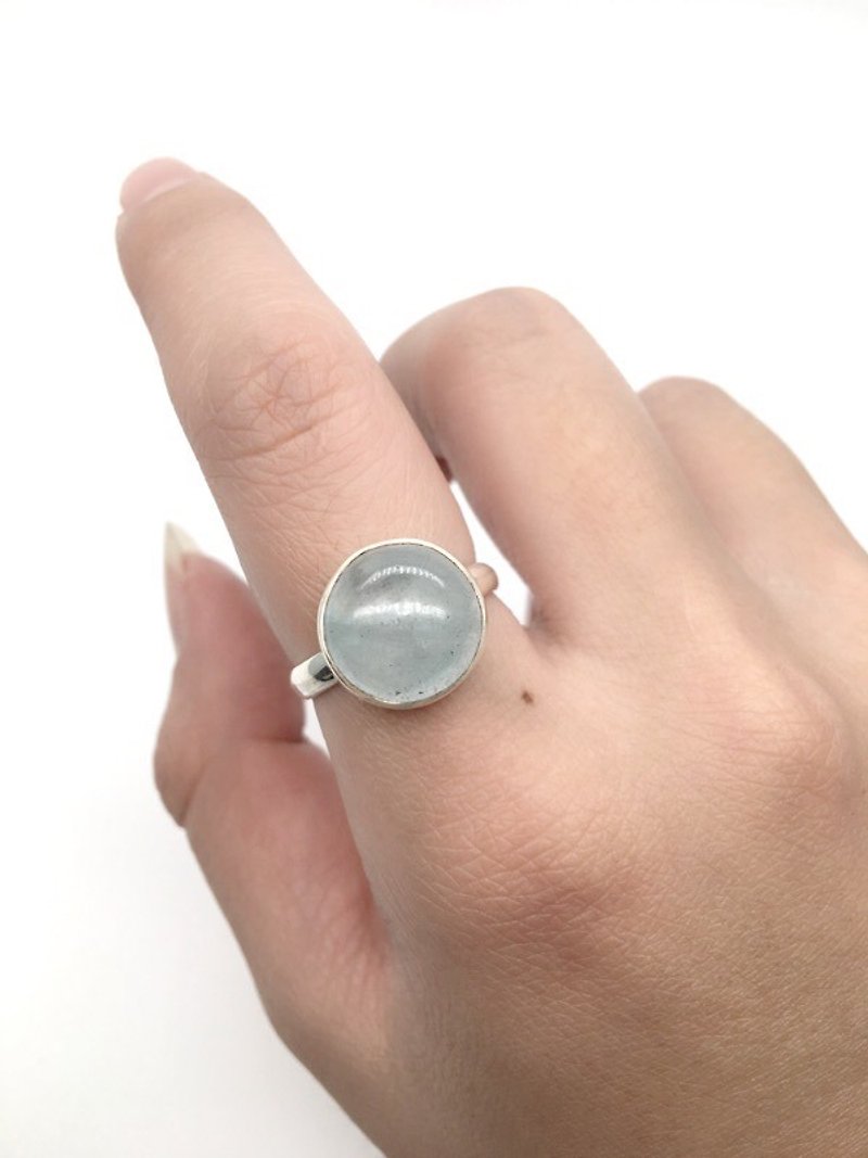 海水藍寶925純銀簡約鑲邊戒指 尼泊爾手工鑲嵌製作(圓形寶石款) - 戒指 - 寶石 藍色
