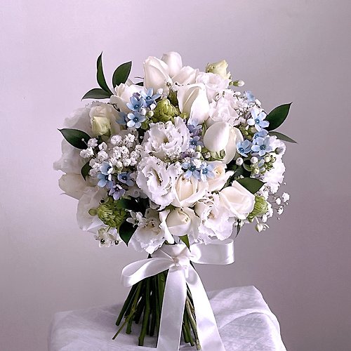 創朔花藝設計空間 【鮮花】白綠藍色玫瑰藍星花經典半圓鮮花捧花