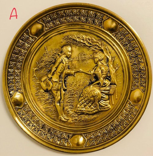 CT歐美老件古董雜貨舖 英國製紳士淑女篇黃銅壓模大型裝飾掛盤B款