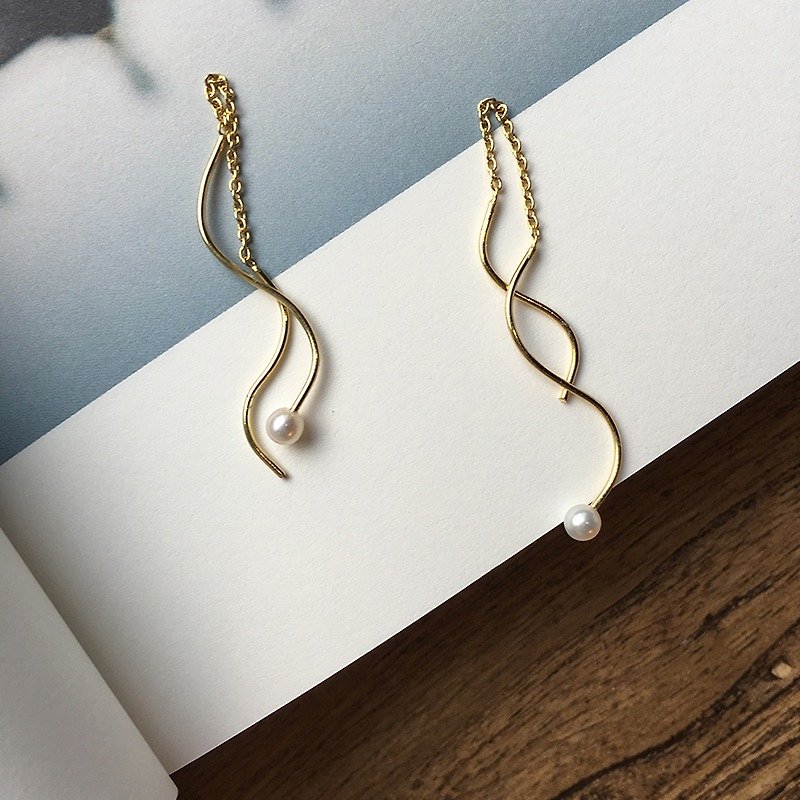 MissQueeny big S-curve 925 sterling silver natural pearl tassel ear wire earrings - ต่างหู - โลหะ สีทอง