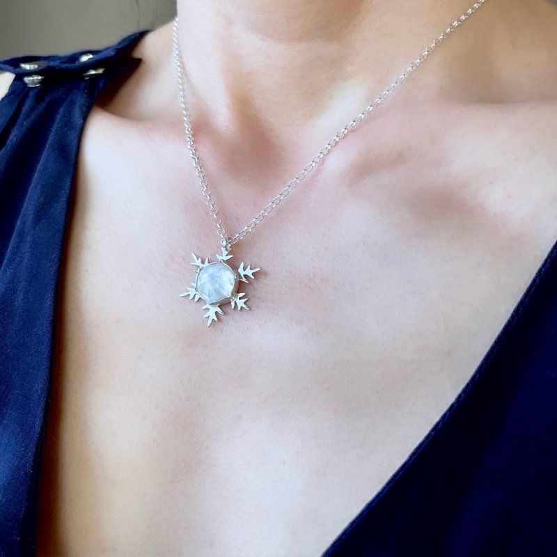 雪の結晶ネックレス　ムーンストーン シルバー925 - 項鍊 - 純銀 銀色