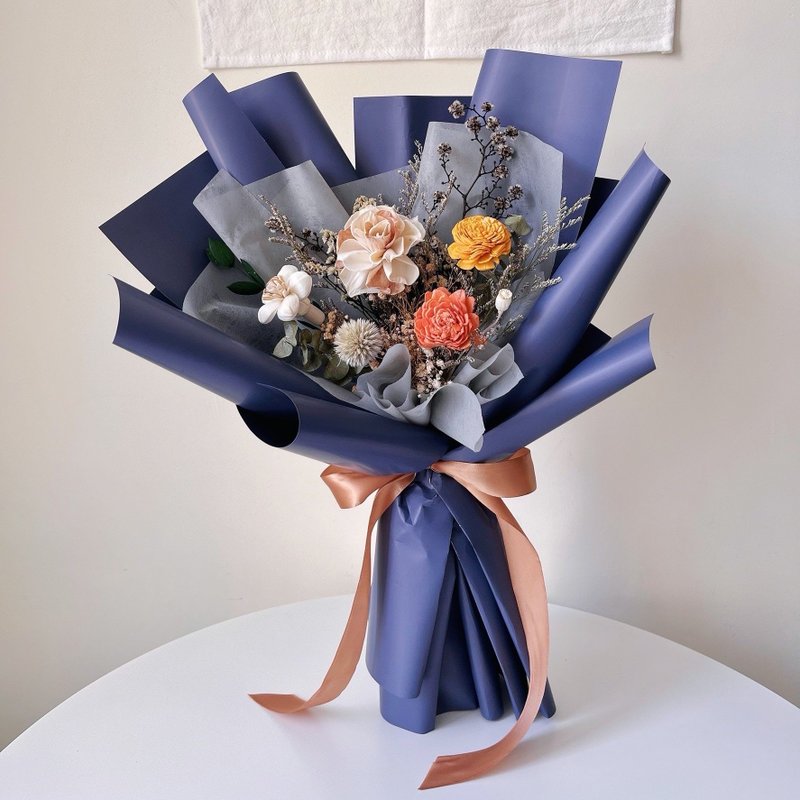 Royal Blue Starry Night Dry Bouquet Graduation Bouquet - ช่อดอกไม้แห้ง - พืช/ดอกไม้ สีน้ำเงิน