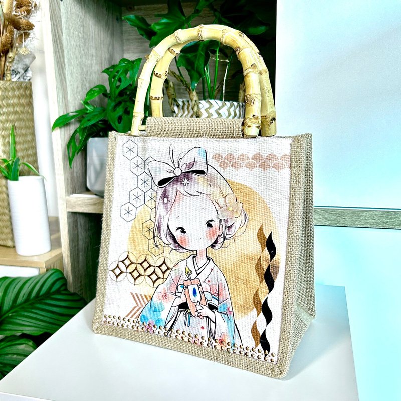 [Handmade] Japanese Doll – Bamboo Handle Style – Cultural and Creative Style Lifestyle Bag - กระเป๋าถือ - ผ้าฝ้าย/ผ้าลินิน หลากหลายสี