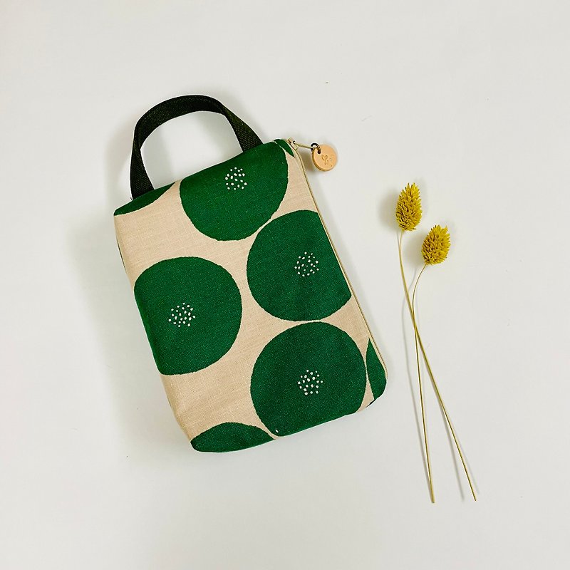 Big water jade. Handheld storage bag. Inside pocket. 2 colours. It's easy to store cell phones and cotton pads. Japanese design - กระเป๋าเครื่องสำอาง - ผ้าฝ้าย/ผ้าลินิน สีกากี