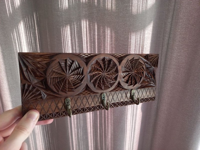 木製キーホルダー |フック付きの彫刻家政婦 - ウォールデコ・壁紙 - 木製 ブラウン