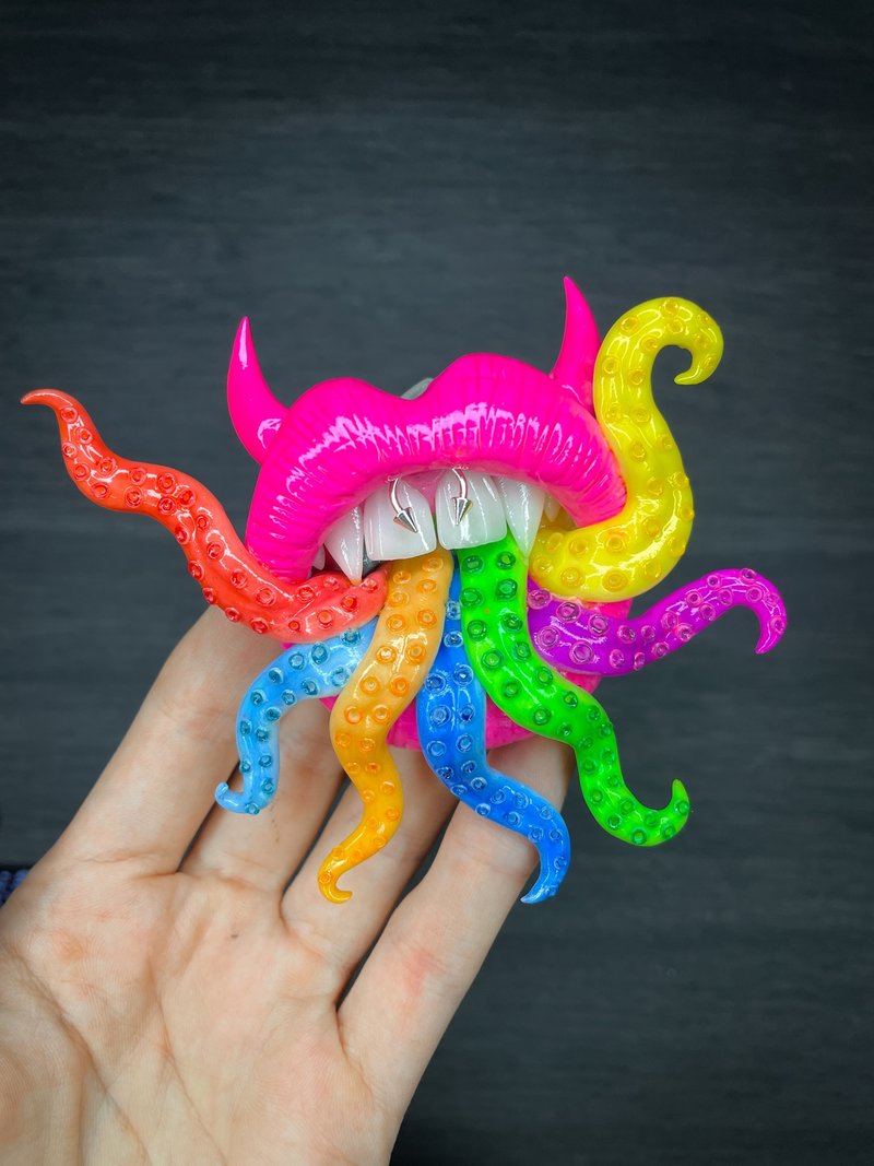 Phone grip. Pink lips with rainbow tentacles. - 其他 - 黏土 