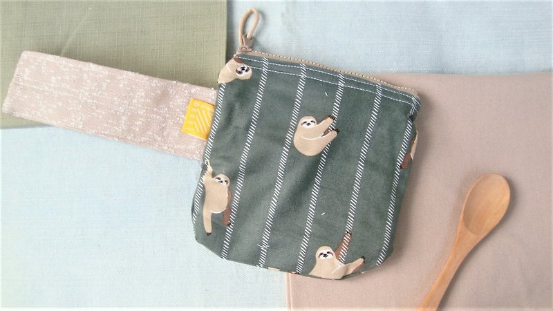 Sloth chillin stock jelly l limited l small meal bag coin purse - กระเป๋าเครื่องสำอาง - ผ้าฝ้าย/ผ้าลินิน สีเขียว