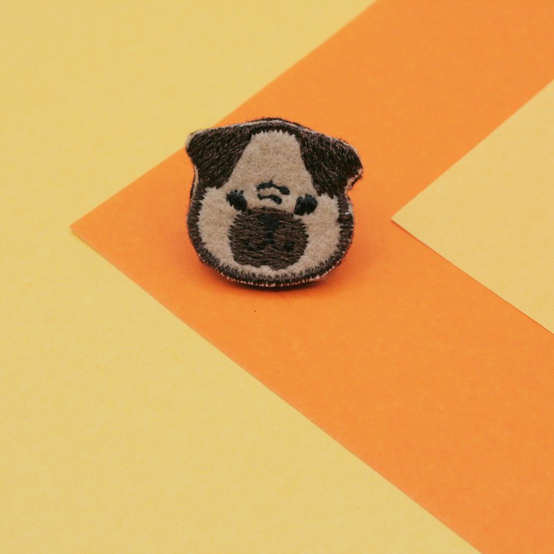 Pug Dog Patch on Pin (felt brooch with butterfly clasp) - เข็มกลัด - งานปัก สีนำ้ตาล