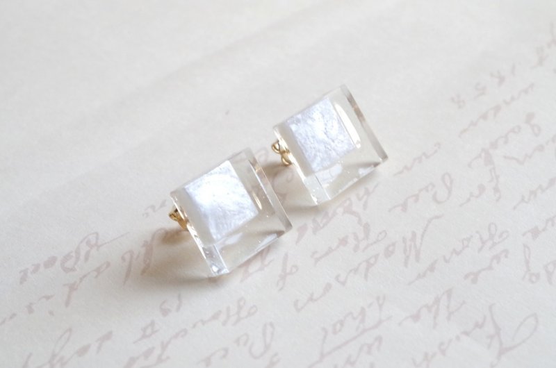 レジンアート　メタリックなダブルスクエアピアス・ホワイト - 耳環/耳夾/耳骨夾 - 其他材質 白色