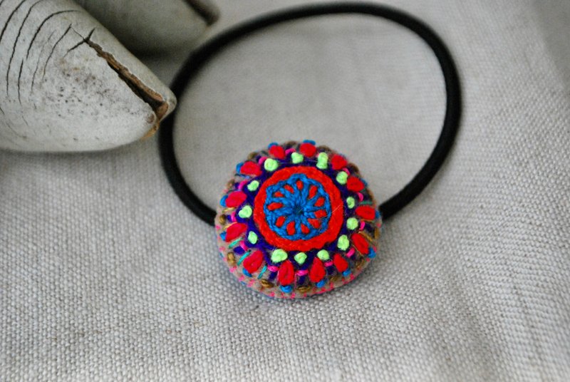 小さな刺繍ヘアゴム丸　蛍光色　カラフル - 髮夾/髮圈 - 繡線 多色