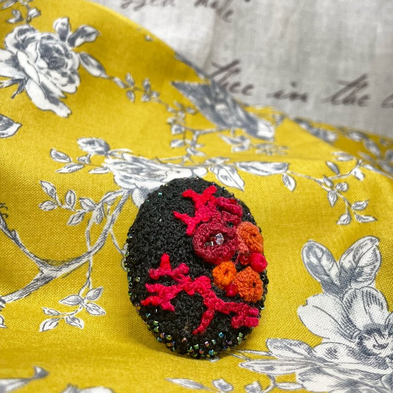 [Limited Product] Embroidered Brooch - Black Coral - เข็มกลัด - งานปัก สีดำ