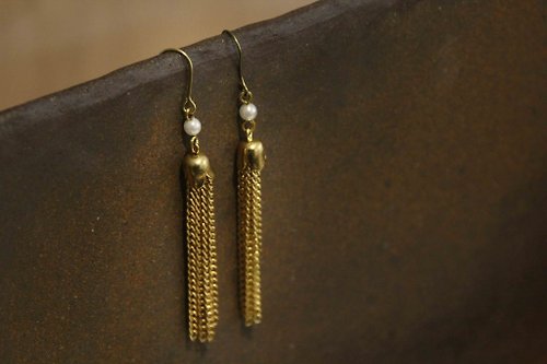 生生蔓 :: 復古黃銅手作飾品 .vintage accessories 珍珠漾復古流蘇黃銅耳環