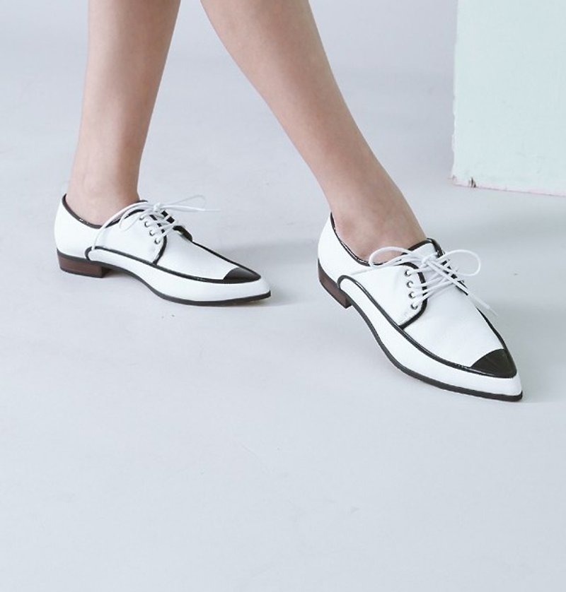Design line black piping leather pointed oxford shoes white - Women's Oxford Shoes - Genuine Leather White